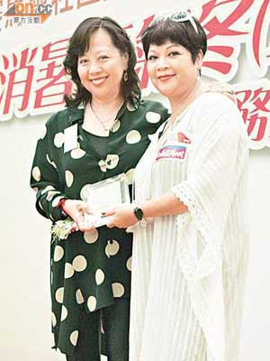 郭炳湘夫人（左）與肥媽同為慈善出力。