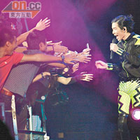 蕭敬騰走向歌迷堆與fans握手。
