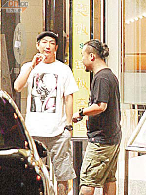 李璨琛（左）開完餐與友人在街上吹水。