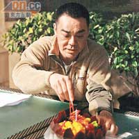 劉青雲片場切蛋糕慶生日。