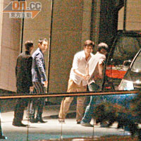黃曉明（左二）凌晨近兩時與一眾男性友人步出港島區豪宅，之後獨自乘車返回酒店休息。