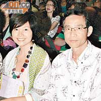曹眾與夫婿出席音樂會。