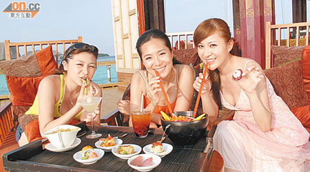 林紫君（左起）、姚佳雯和筱靖大擦魚生刺身。