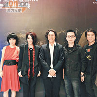 何超儀（左起）、葉佩雯、陳奕迅、趙增熹及郭偉亮一同出席中國明星羽毛球慈善慶典。