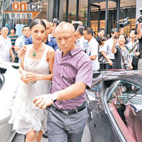 張栢芝現身吸引大批市民圍觀，她由保安護送下離開。