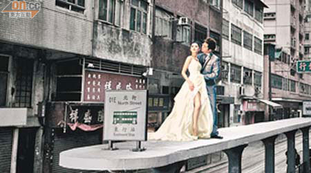 黃建東與女模在電車站上蓋拍攝，兩人同樣咁驚。