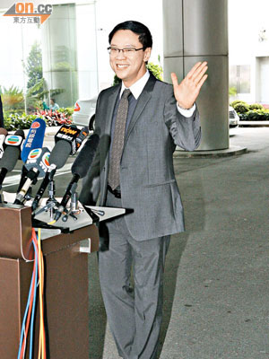 陳志雲昨早會見傳媒時，笑笑口揮揮手，一臉輕鬆。
