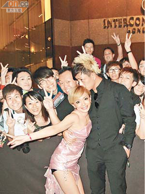 步姐與fans大合照時被SHU-YA親吻。
