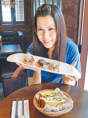 梁麗瑩無肉不歡，不過對於肉質不算豐富的三文治和蟹餅卻甚感滿意。