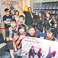 香港歌迷會送上100位粉絲簽名的巨型橫額予SCANDAL。