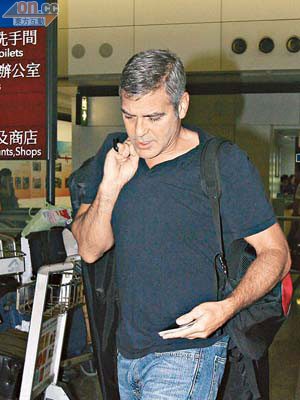 古尼一身便服孭住背囊手持西裝袋抵達香港，毫無架子！
