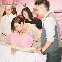 江若琳獲公司送上啞鈴蛋糕預祝生日。