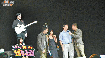 Westlife在騷上唱生日歌冧生日的歌迷。