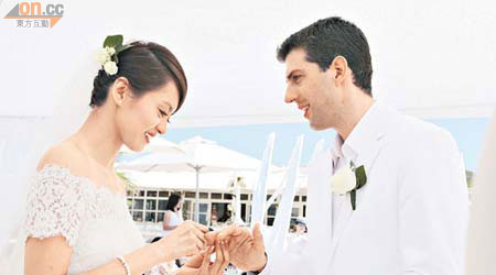 梁詠琪與Sergio交換戒指及溫馨一吻後，正式成為夫妻。