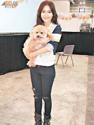 楊愛瑾抱愛犬出席活動。