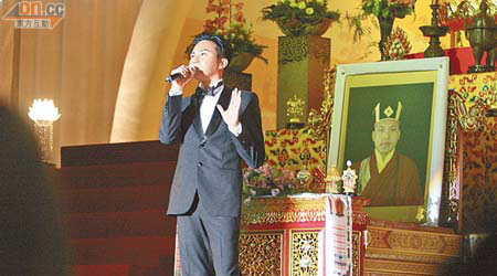 張智霖在《噶瑪巴九百週年慶典》獻唱。