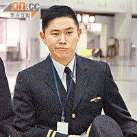 MC Jin穿上制服化身「機師Jin」。