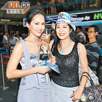 貝安琪與母親劉香萍在啤酒節贏了很多獎品。