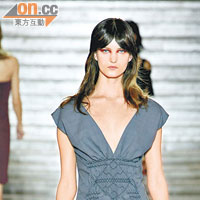 簡潔連身裙加入高腰與超deep-v設計，展現性感的胸骨線條。
