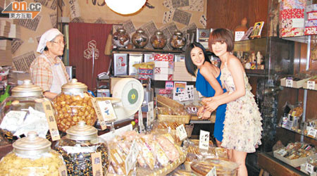李心潔（右）與楊采妮到日本宣傳亦百忙抽空行逛。