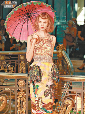 裙身以重點的美人魚圖案為設計重心，且以sequin-embroidered手法呈現。