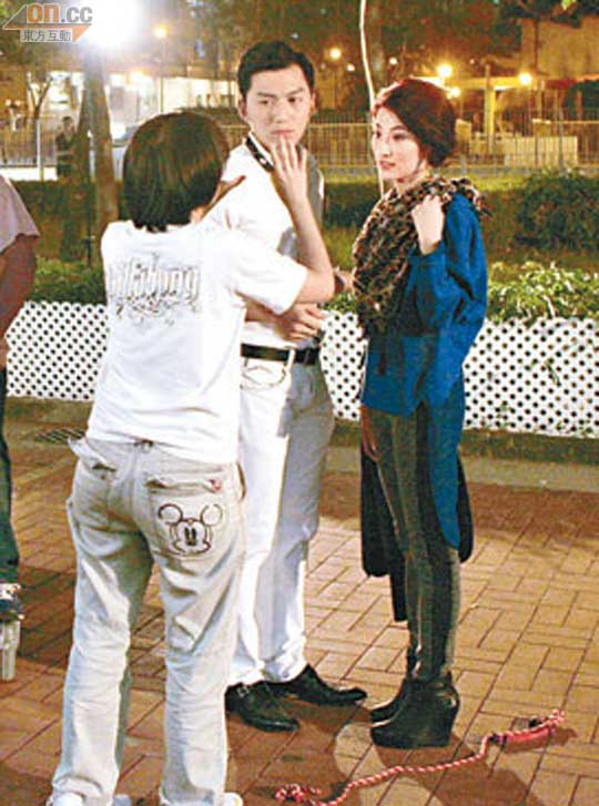 林夏薇與袁偉豪在導演指導下，一臉認真的拍咀戲。