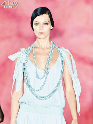 粉藍色Silk Chiffon Floor-length Dress，肩膀上的蝴蝶緞帶與裙側的高衩，性感飄逸。