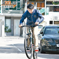 黎明示範單車高難度動作，連人帶單車一齊「chok」起離地。