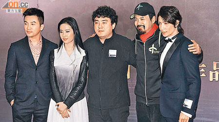 一眾《銅》演員於北京出席記招。蘇有朋（左一）劉亦菲（左二）周潤發（右二）玉木宏（右一）