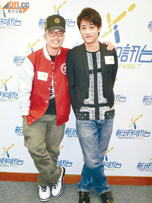 小肥（左）跟鄒文正齊上電台谷碟。