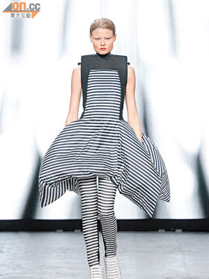 Striped dress從視覺趣意中帶來volume感覺。