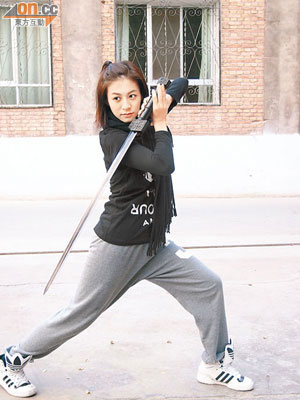 江若琳為新劇的殺敵戲份學習「劍術」，手執長劍的她有板有眼。