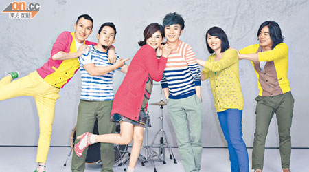 蘇打綠成員阿龔（左起）、小威、青峰、馨儀、家凱請來Ella（左三）助陣拍攝合唱歌，眾人玩個沒了。