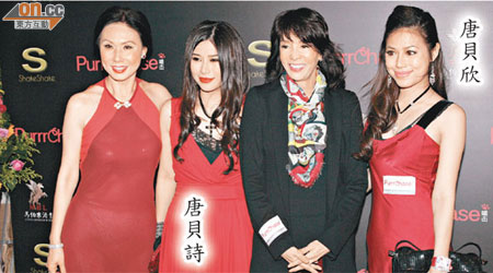 寇鴻萍（左）三母女搞購物網站，好友鄭裕玲（右二）撐場。