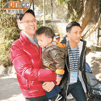 陳志雲帶埋17個月大的契仔與崔建邦齊出席步行活動。
