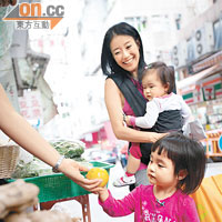 張燊悅帶住兩女往街市，方便進行活動教學。