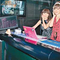 有粉絲舉牌支持Alina（右二）捽碟。