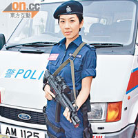 在《女警愛作戰》扮演女警的Mandy造型突出。