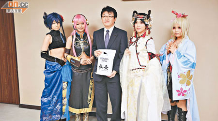 王梓清（右二）與其他Cosplay玩家赴仙台慰問災民。