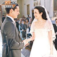 穿上蕾絲婚紗的Karen與德籍男友Johannes十月於意大利舉行婚禮。