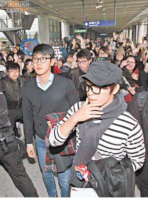 崔始源和李東海昨日現身香港機場，吸引數百粉絲接機，情況墟冚又混亂。