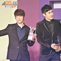 李東海（左）及崔始源代表SJ來港領獎。