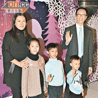 梁錦松透露聖誕將會一家五口到新加坡旅行。