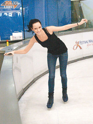 Marina溜冰時顯得小心翼翼。