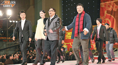 佘詩曼翹着徐小明（左三）在北京出席盛典並踏上紅地氈。