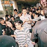 柯震東主動為歌迷逐一簽名，而陳妍希愈行愈快不知所終。