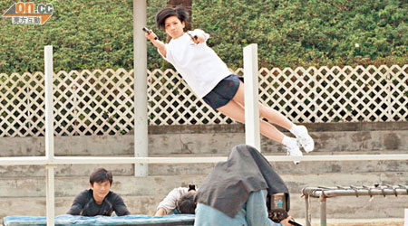 黃智雯在新劇中演粗魯女督察，更拿起雙槍作飛身射擊。