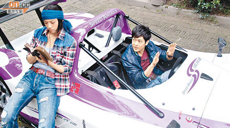 小志於電影中飾演賽車教練，教湯唯揸車。