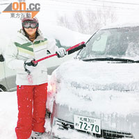 趙式芝幫車子剷雪剷到手軟。