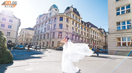 黃子菲所穿的婚紗相當名貴，整個婚禮亦耗資二百萬元。